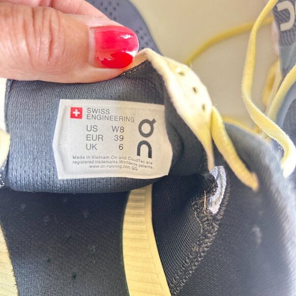 On Cloud Running Shoes Size 8 - Picture 3 of 5